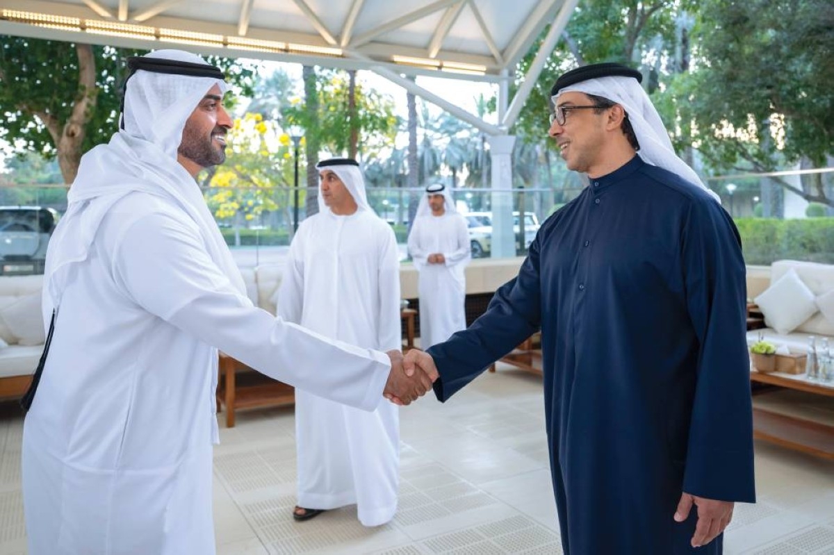 منصور بن زايد يستقبل عدداً من موظفي الحكومة على مأدبة إفطار