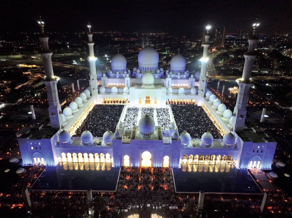 105 آلاف مصلٍ أحيوا ليلة 27 رمضان في جامع الشيخ زايد الكبير