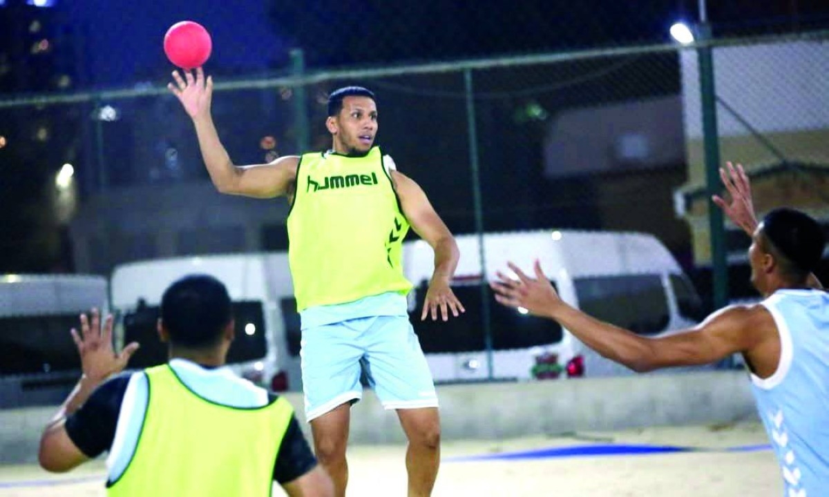 منتخب اليد الشاطئية يدشن مشواره في «الخليجية» بمواجهة عُمان