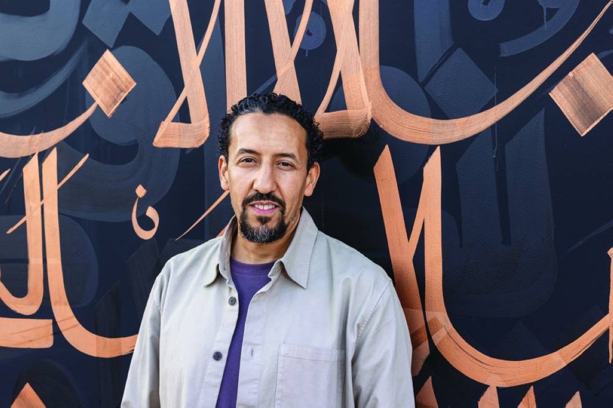 «الرسم بالضوء» في دبي.. لوحات أخاذة تجسد جماليات الخط العربي