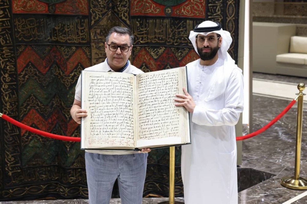 أوزبكستان تهدي مجمع القرآن بالشارقة نسخة من مخطوط "كاتا لانغار" النادر