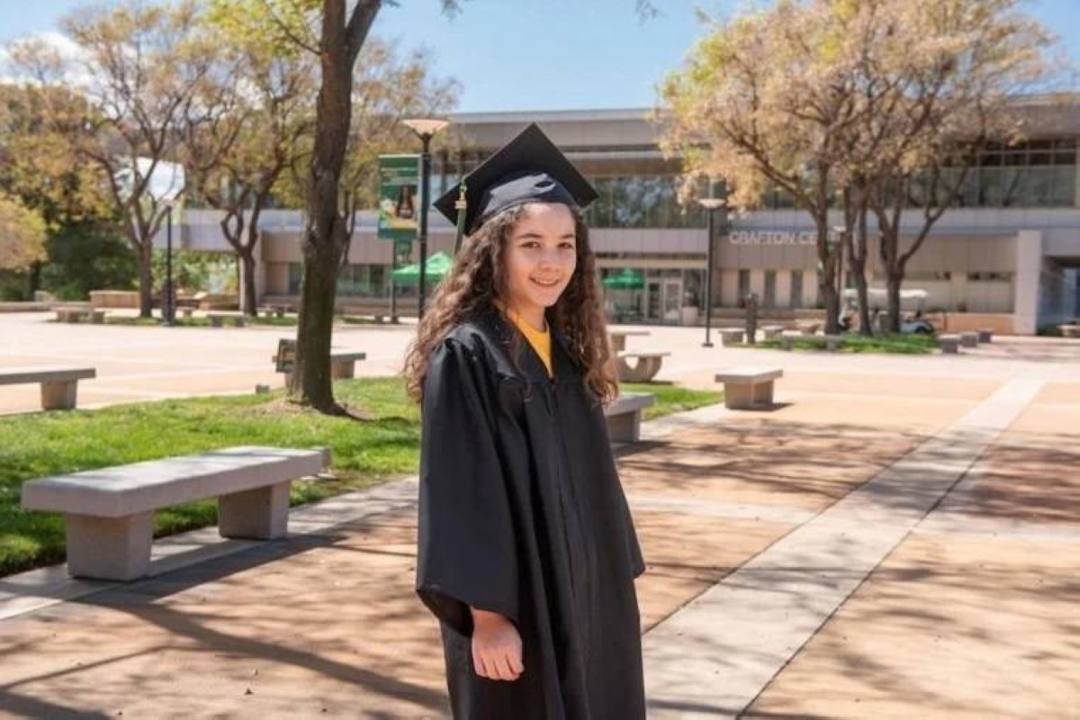 طفلة بعمر 10 سنوات تحصد شهادتين جامعيتين