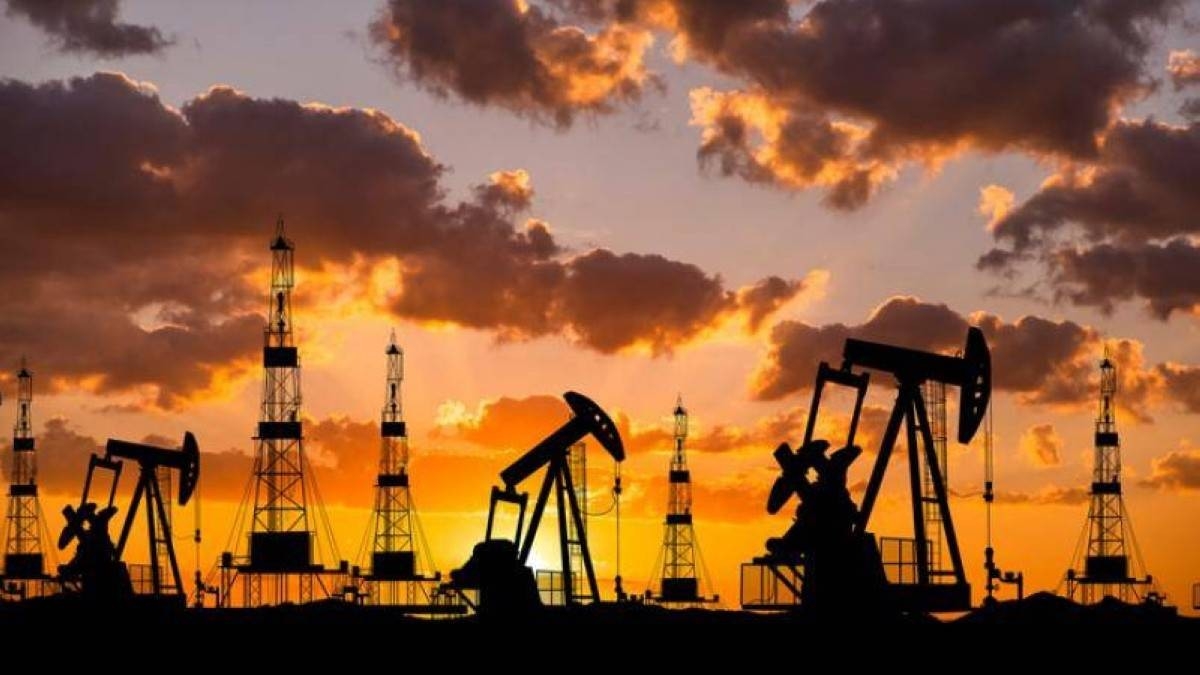 النفط يصعد 2% عند التسوية بعد ارتفاع الأسهم