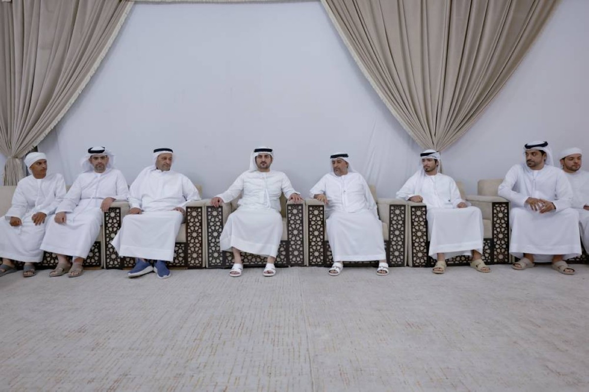 مكتوم بن محمد يقدّم واجب العزاء في وفاة جمعة محمد الفجير المهيري
