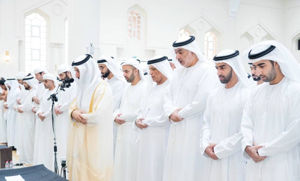 سعود بن صقر يؤدي صلاة الجنازة على جثمان موزة بنت عبدالله الحبسي