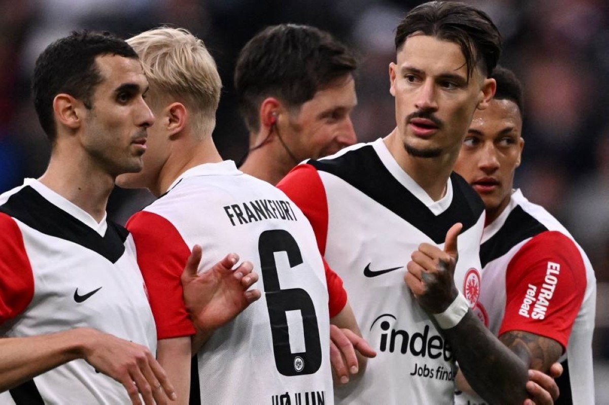 فرانكفورت يقترب من تأمين مقعده الأوروبي بفوز كاسح على لايبزج في البوندسليجا