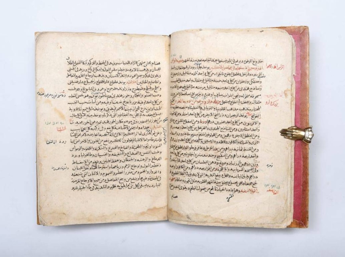 "بيتر هارينجتون" تعرض موسوعة ابن سينا "القانون في الطب" خلال "أبوظبي للكتاب"