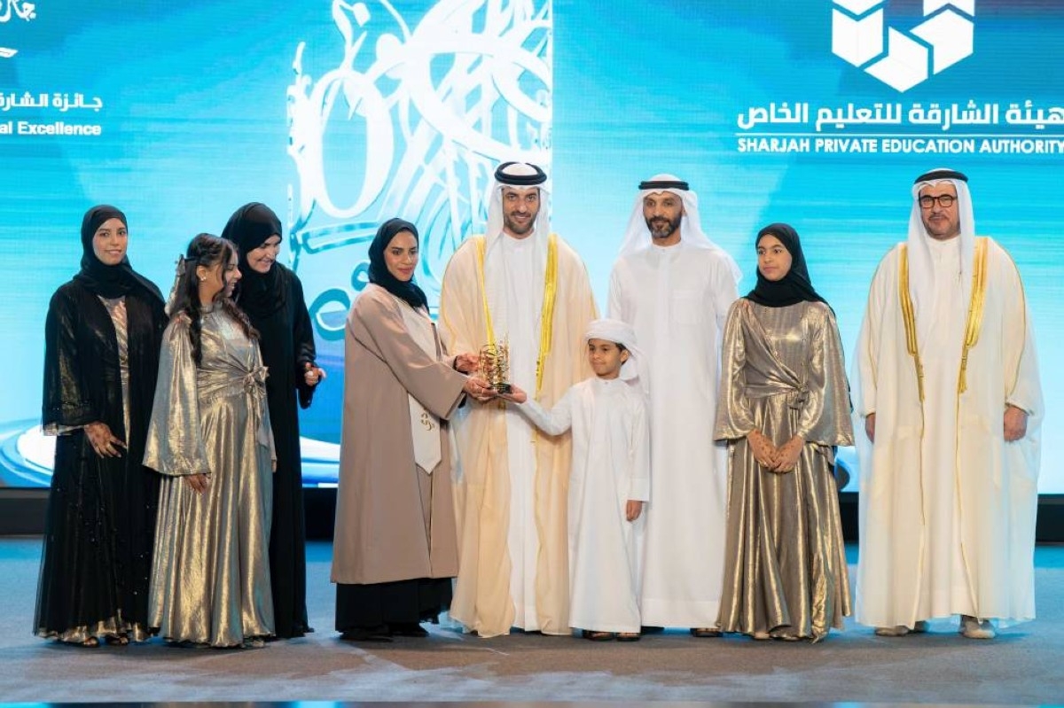سلطان بن أحمد يكرم الفائزين بجائزة التفوق والتميز التربوي