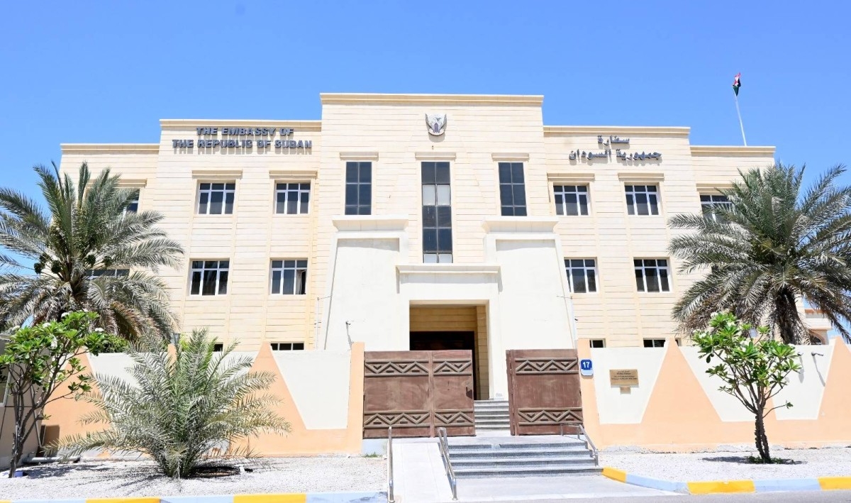 السفارة السودانية بالدولة تواصل تقديم خدماتها للمراجعين