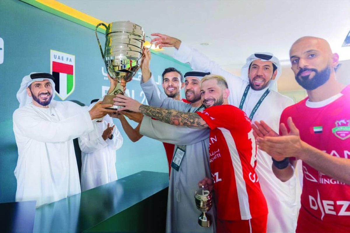 شباب الأهلي يهدي كأس رئيس الدولة إلى محمد بن راشد وحمدان بن محمد