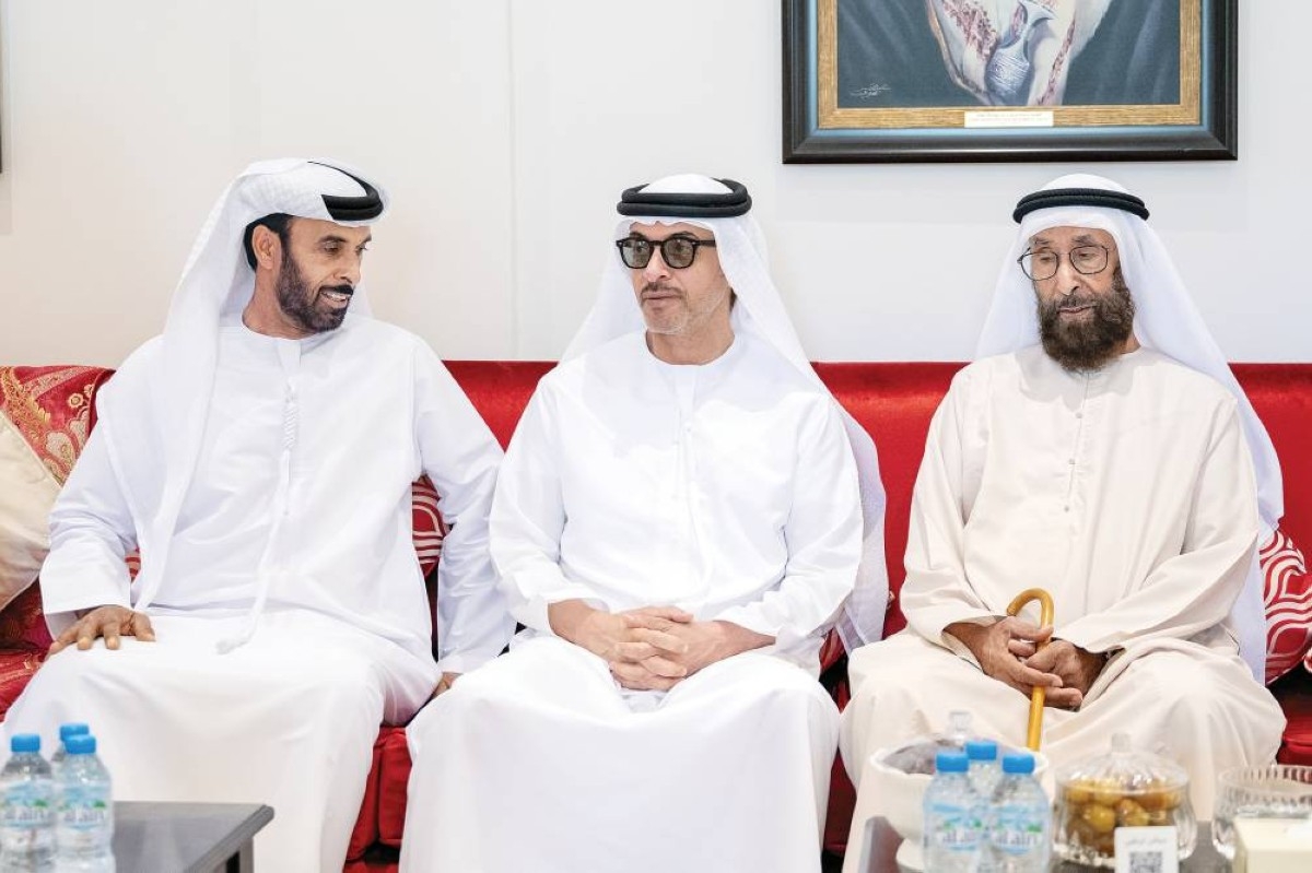 هزاع بن زايد يعزّي في وفاة علي الشامسي وخميس العرياني