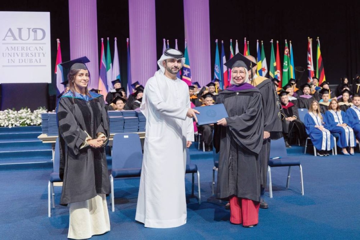 منصور بن محمد يشهد تخريج الدفعة 28 لـ «أمريكية دبي»