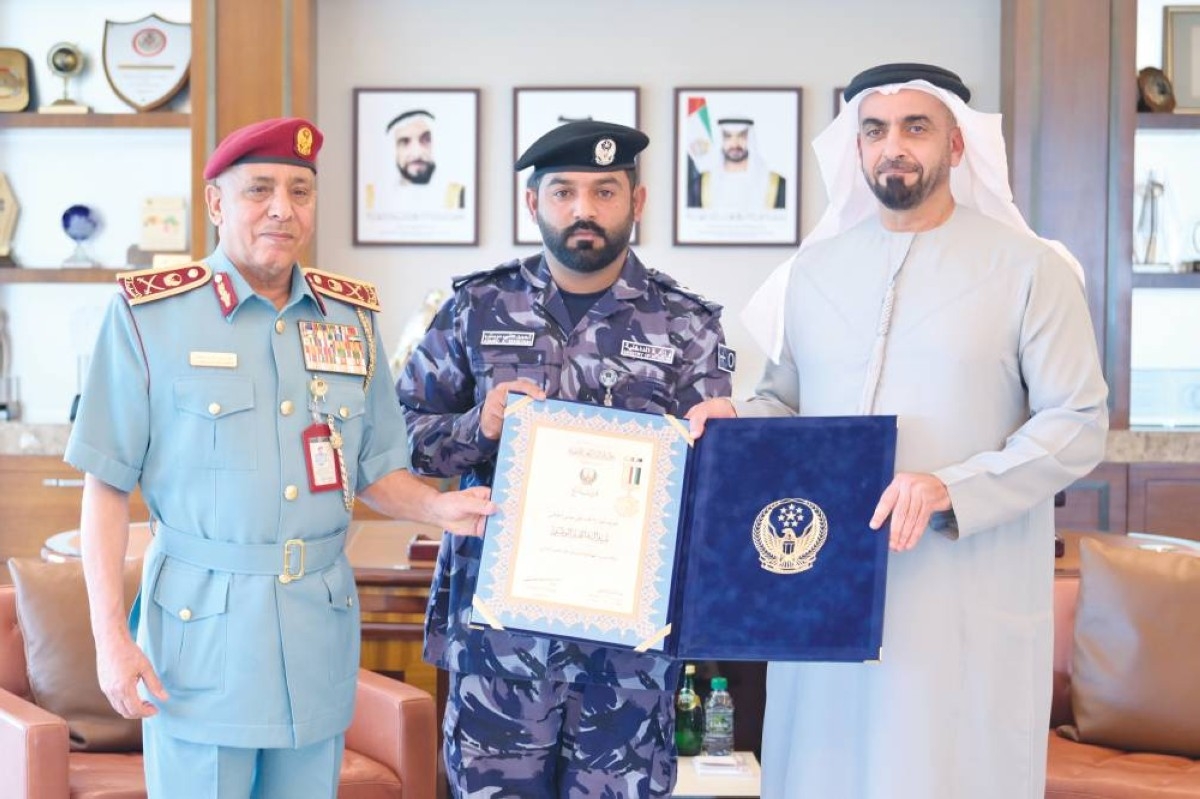 سيف بن زايد يكرّم شرطياً من رأس الخيمة تقديراً لشجاعته
