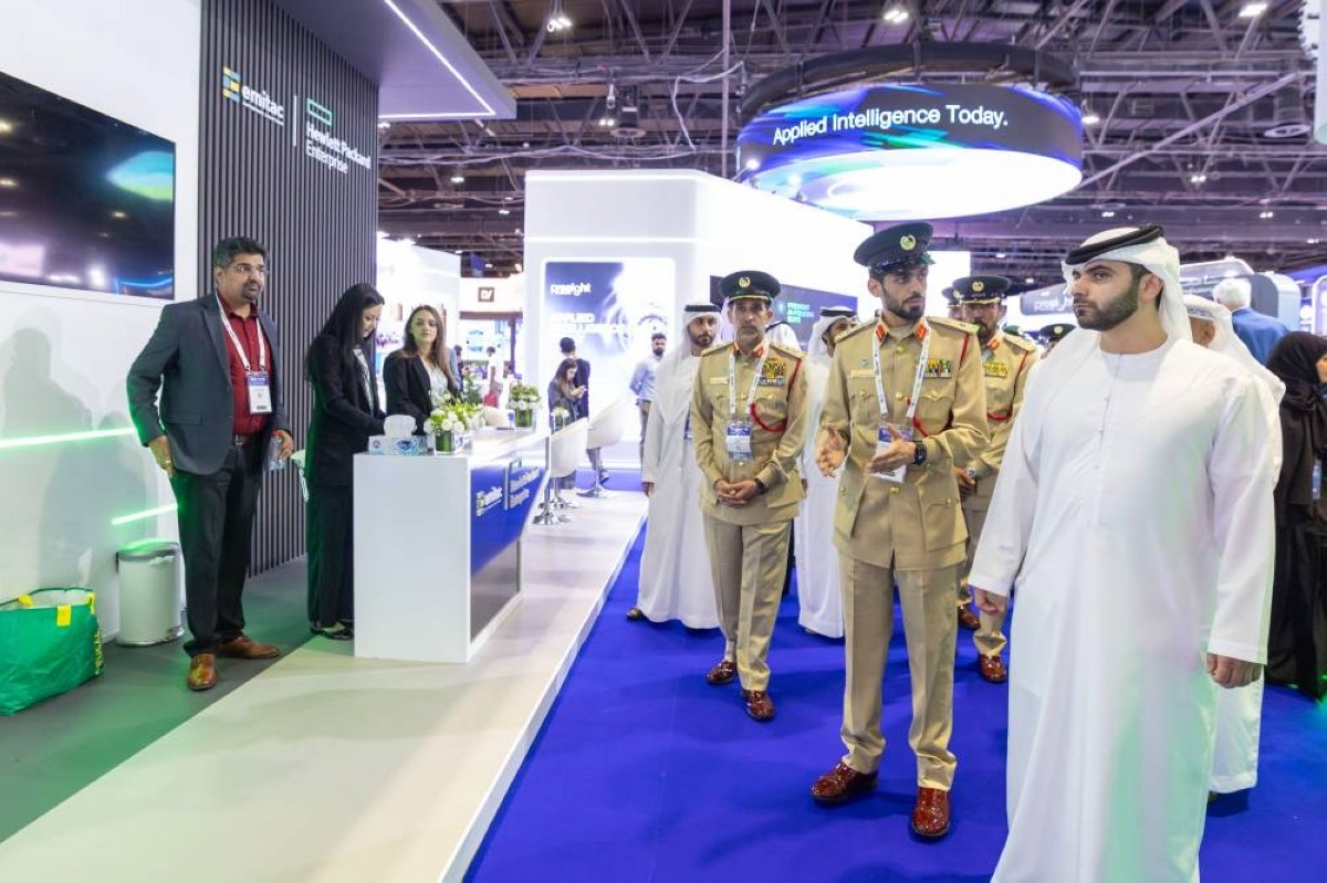 منصور بن محمد يزور معرض القمة الشرطية العالمية بدبي