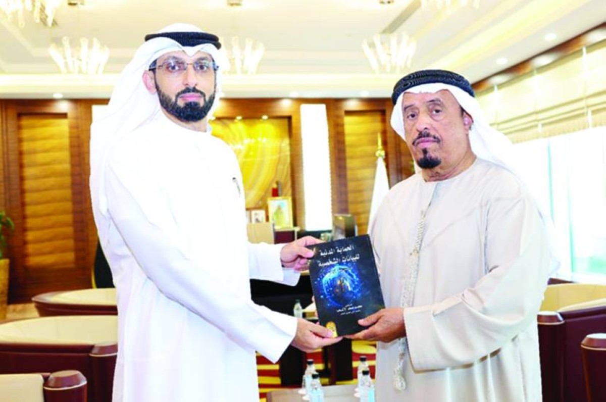 ضاحي خلفان يتلقى رسالة دكتوراه حول الحماية المدنية للبيانات الشخصية