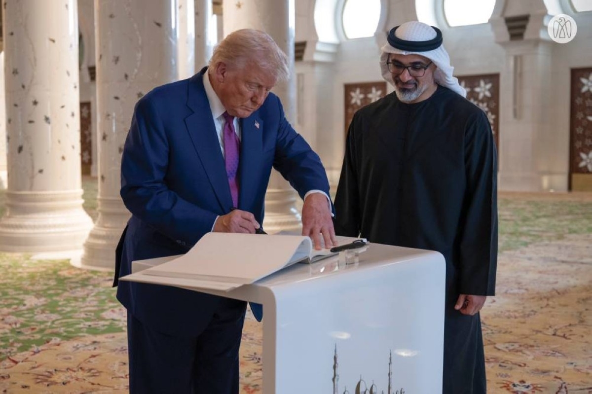 يرافقه ولي عهد أبوظبي.. الرئيس الأمريكي يزور جامع الشيخ زايد الكبير