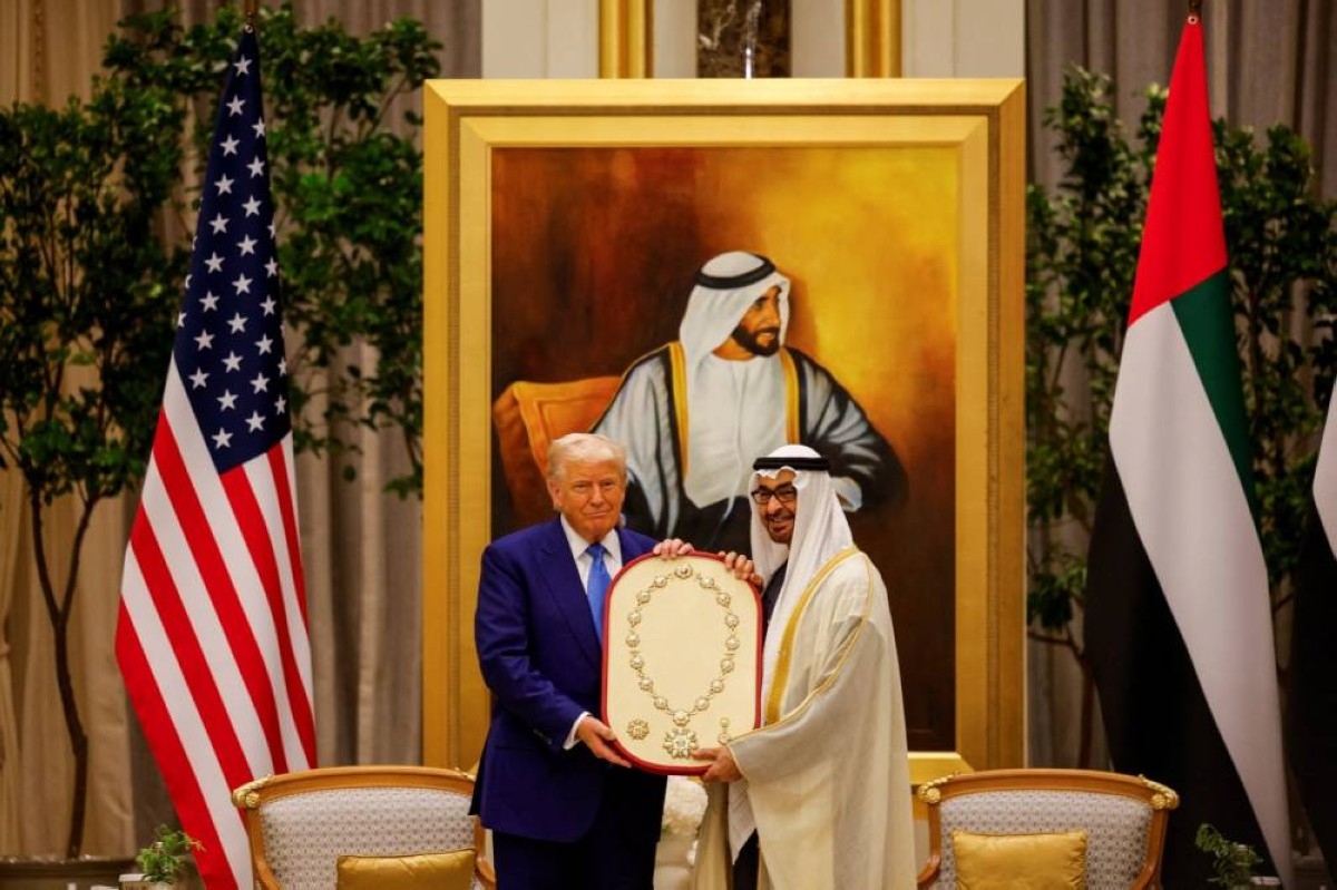 محمد بن زايد يمنح دونالد ترامب "وسام زايد"