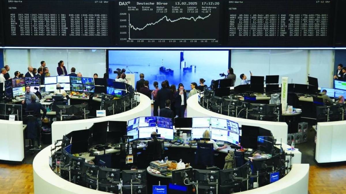 أداء متباين للأسهم العالمية.. ومستثمرو «وول ستريت» يترقبون