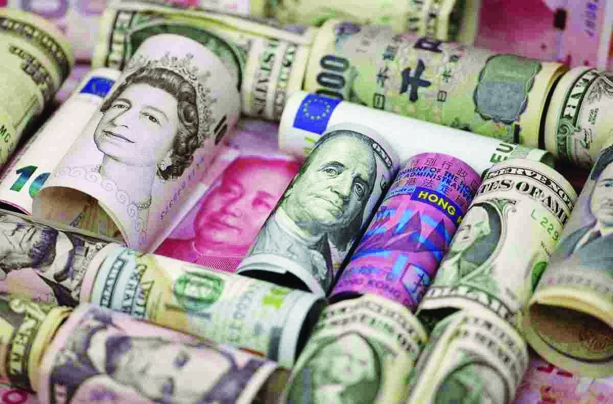 هل بات تراجع الهيمنة العالمية للدولار الأمريكي وشيكاً؟