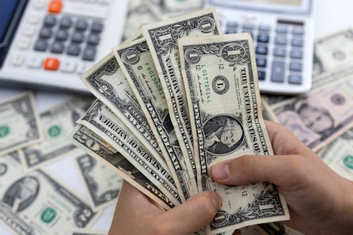 ضغوط مالية وانقسام سياسي يدفعان الدولار إلى أدنى مستوياته في أسبوعين