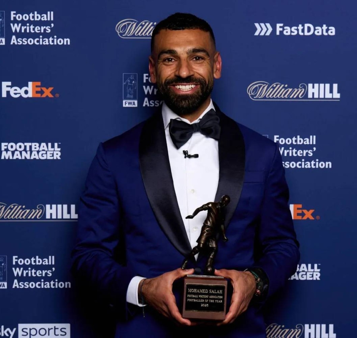 صلاح يتسلم جائزة أفضل لاعب بالدوري الإنجليزي من رابطة الكتاب