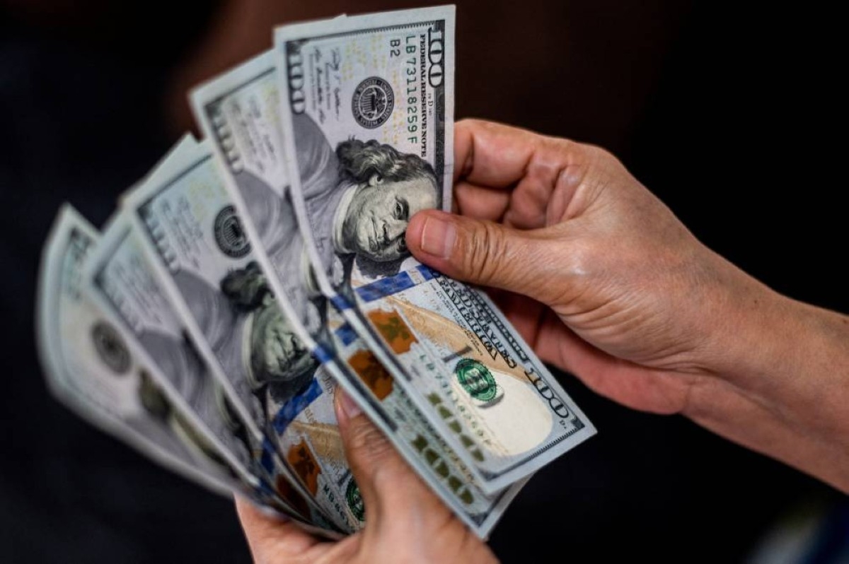 الملاذات الآمنة تضغط على الدولار وتدفعه نحو خسائر أسبوعية