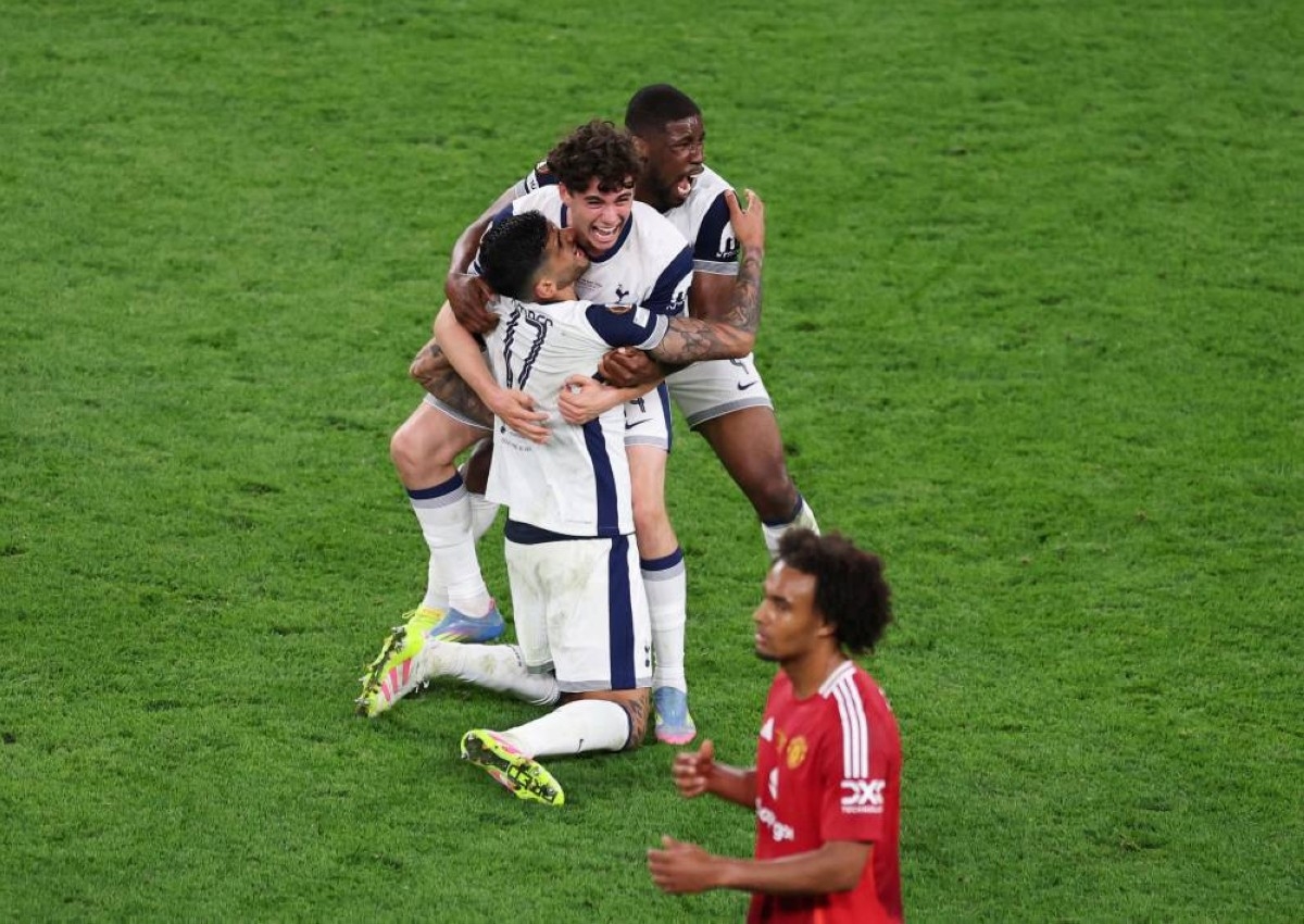 اليويفا يعتذر بعد نفاد الميداليات خلال حفل التتويج في الدوري الأوروبي