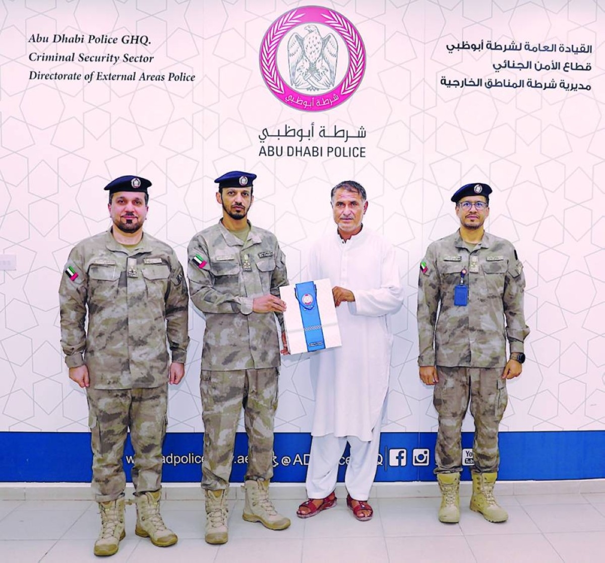 شرطة أبوظبي تكرم آسيوياً لأمانته