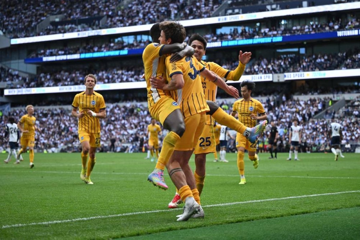 برايتون يصعق توتنهام 4-1 في الدوري الإنجليزي