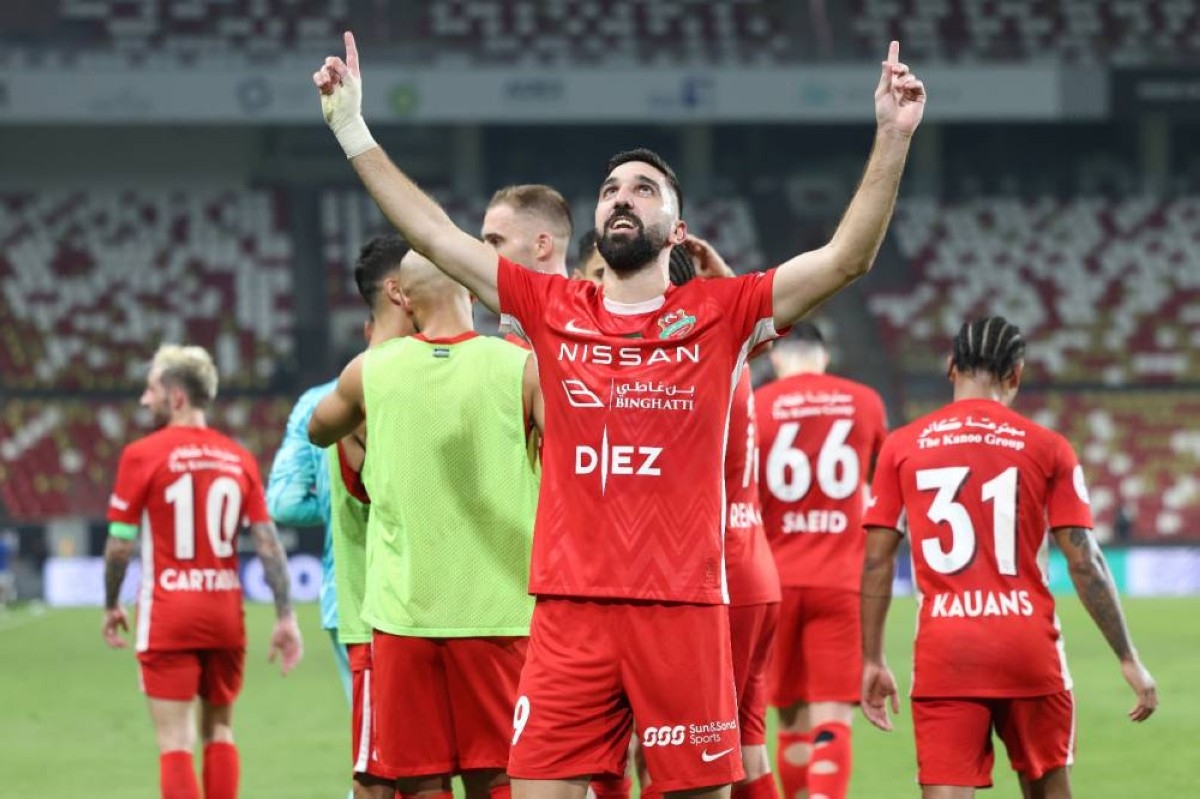 محمد بن راشد بن محمد بن راشد يتوج شباب الأهلي بدرع الدوري التاسعة