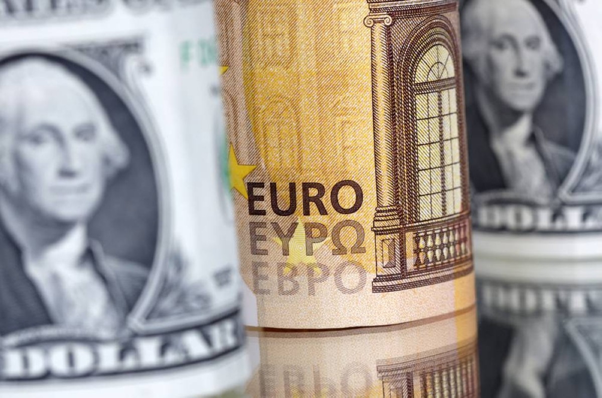 اليورو عند أعلى مستوى في شهر مقابل الدولار