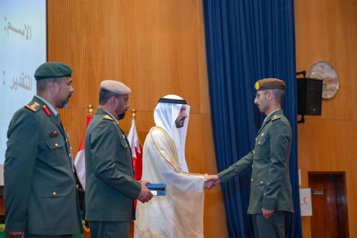 حمدان بن محمد يشهد تخريج الدورة الـ 43 من الضباط الجامعيين في كلية زايد الثاني العسكرية
