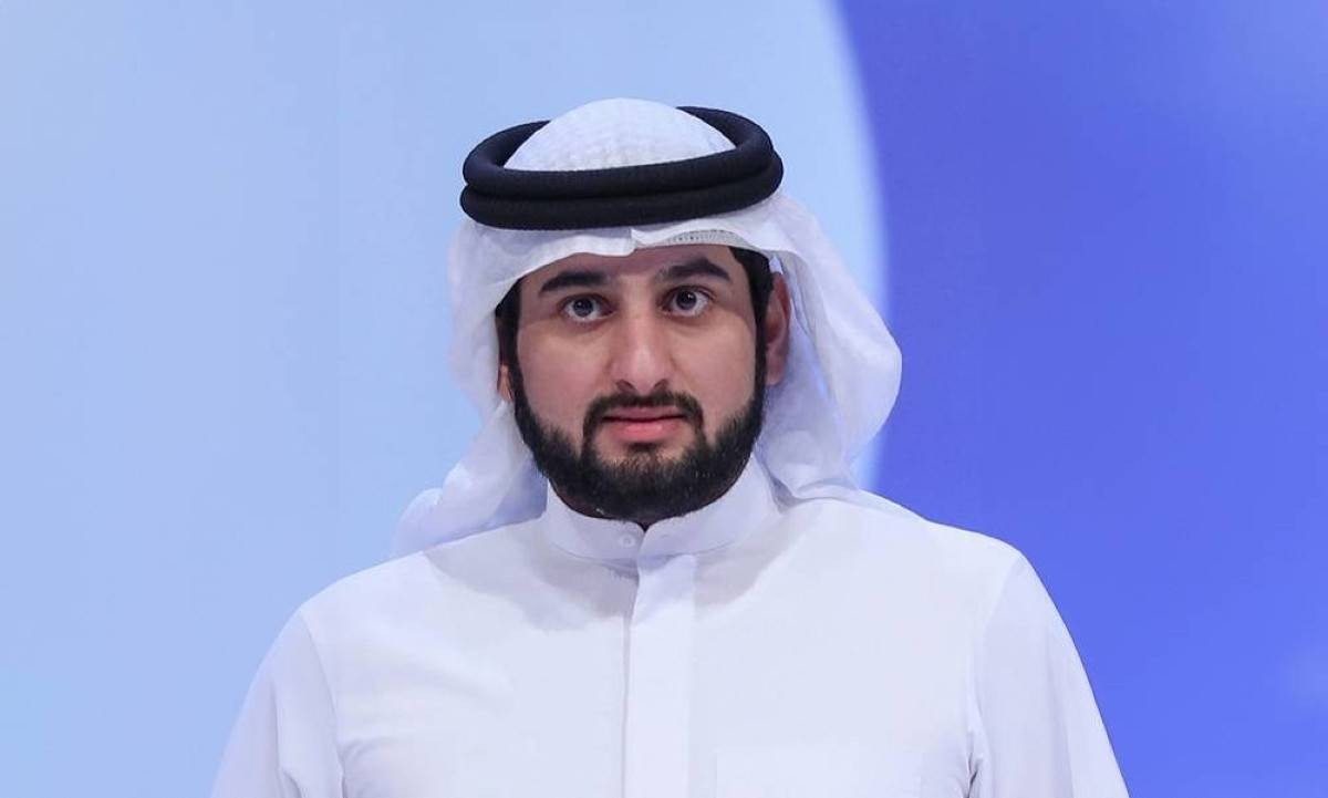 أحمد بن محمد يلتقي رئيس مجلس الوزراء اللبناني على هامش قمة الإعلام العربي في دبي