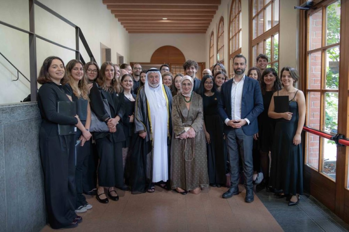 حاكم الشارقة يهدي جامعة القلب المقدس الكاثوليكية في ميلانو مخطوطاً تاريخياً نادراً