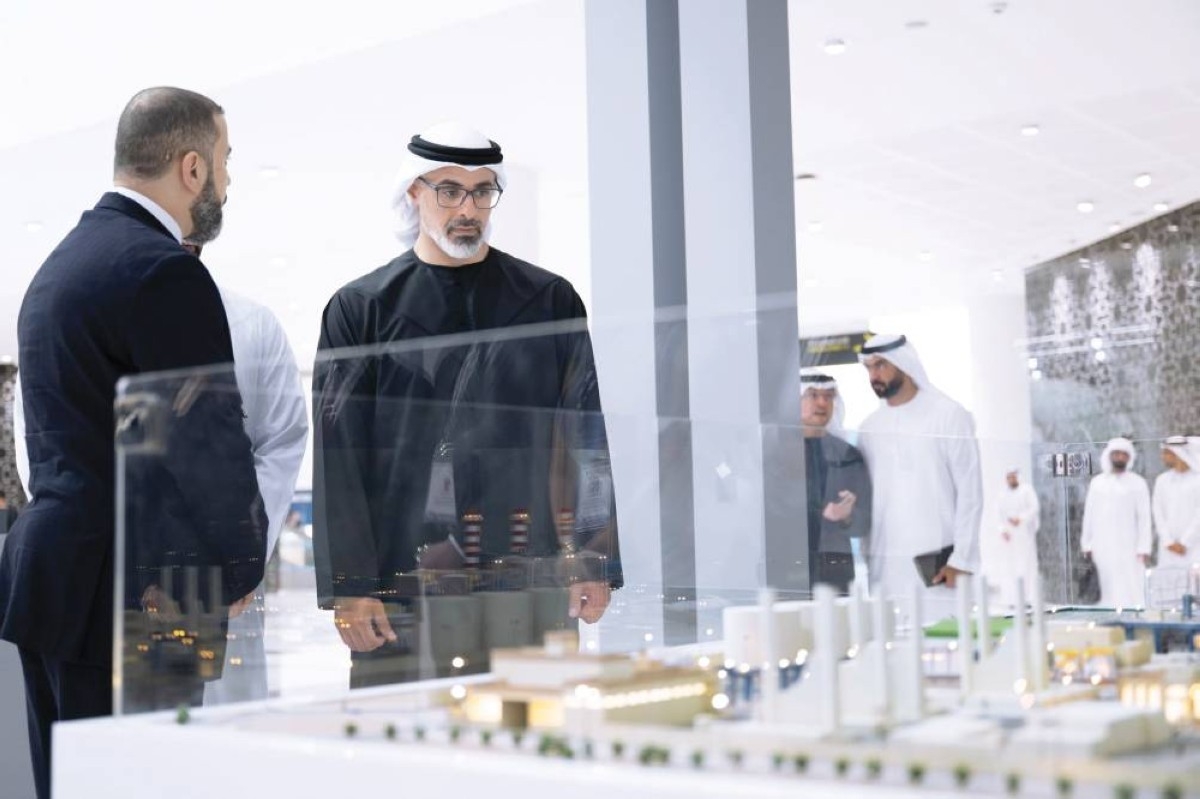 خالد بن محمد يطلع على الحلول المبتكرة في المياه والكهرباء