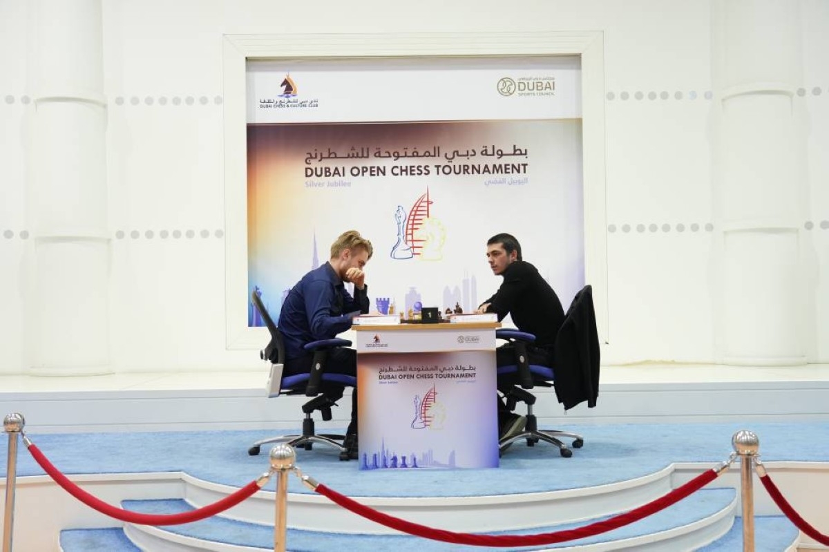 تعادل مثير يخلط أوراق صدارة «دبي المفتوحة للشطرنج»