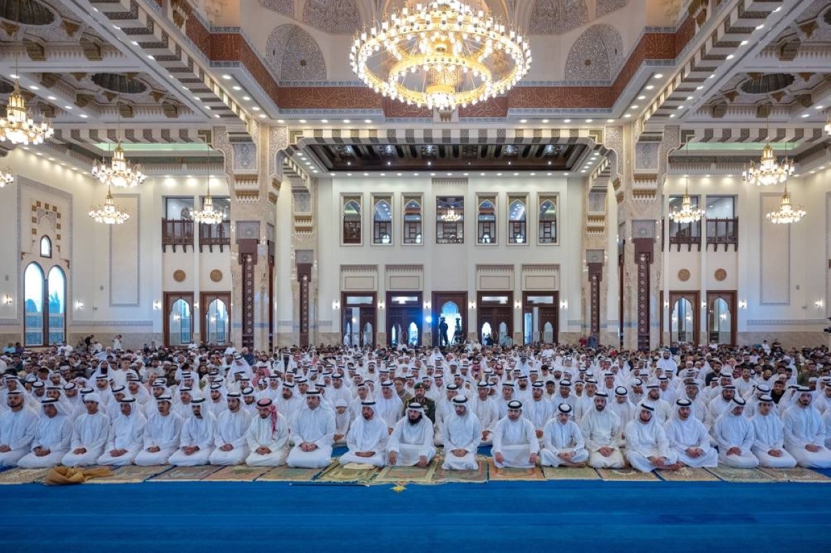 حمدان بن محمد يؤدي صلاة عيد الأضحى في مسجد زعبيل بدبي