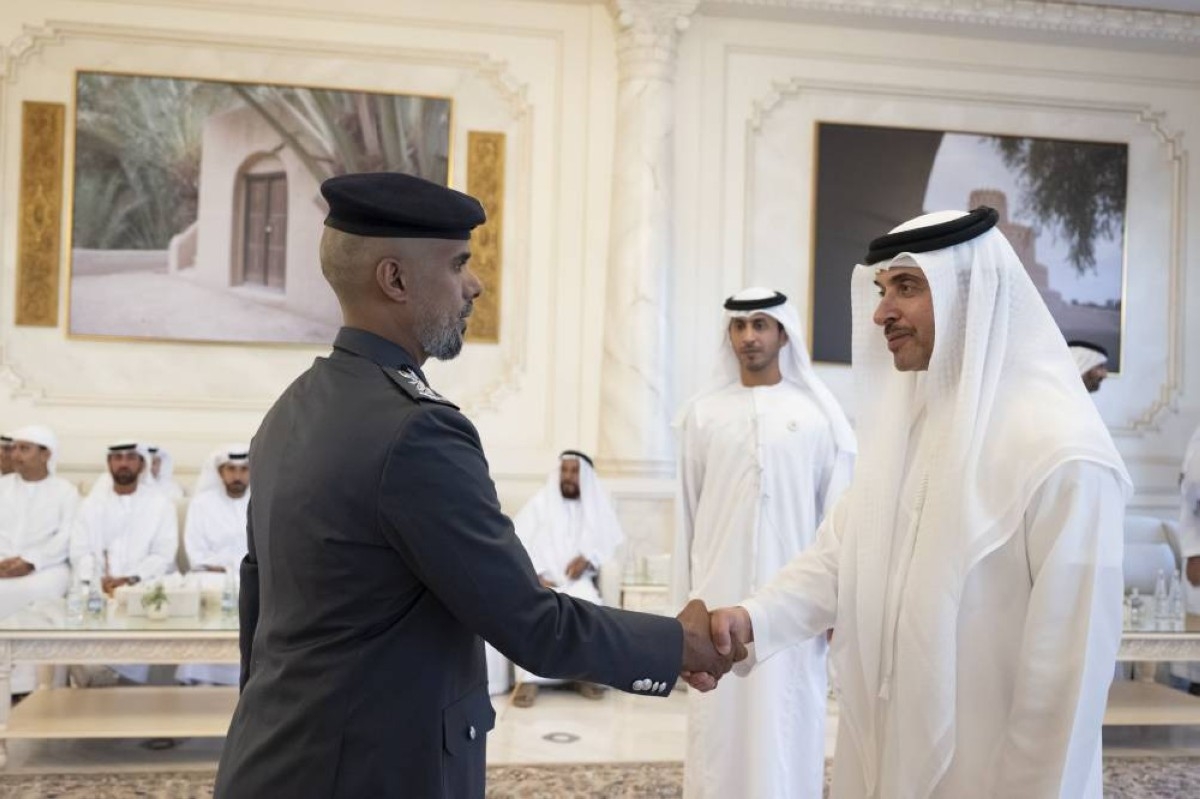 هزاع بن زايد يؤدي صلاة عيد الأضحى ويستقبل جموع المهنئين