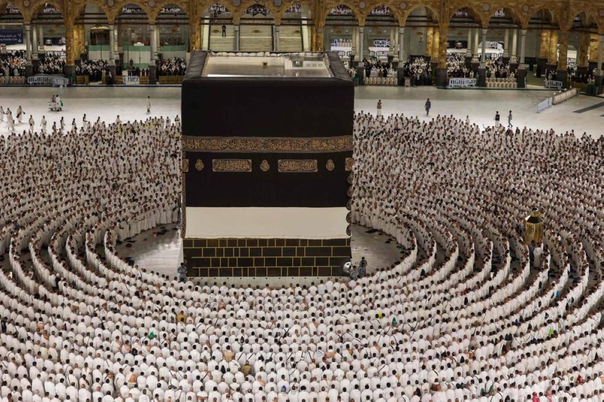 الحجاج يؤدون رمي الجمرات في أول أيام عيد الأضحى