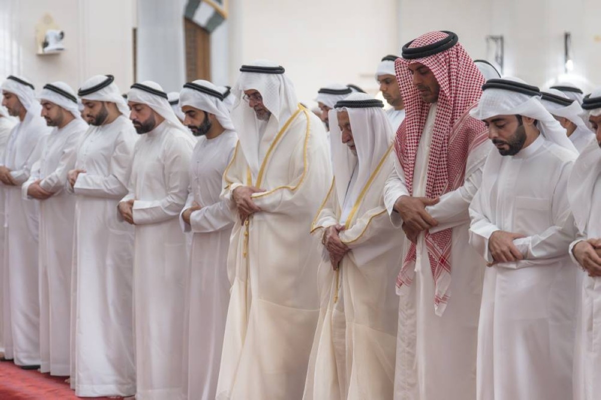 حكام الإمارات يؤدون صلاة العيد ويتبادلون التهاني مع المصلين