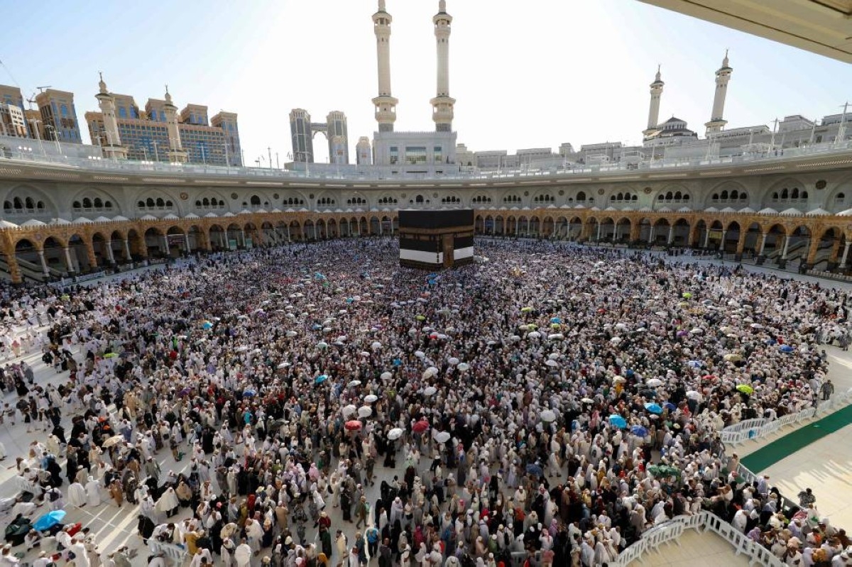 ضيوف الرحمن يرمون الجمرات في أول أيام التشريق