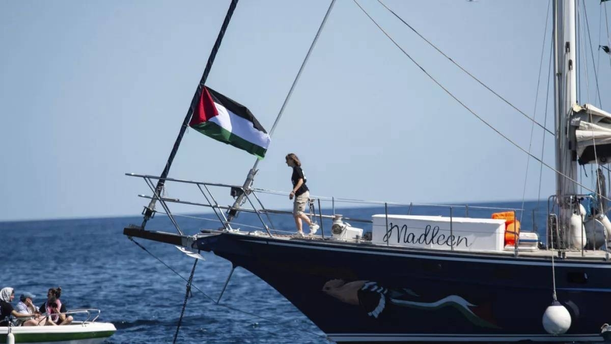 إسرائيل تعترض سفينة الناشطين إلى غزة وتطلب من ركابها العودة إلى دولهم