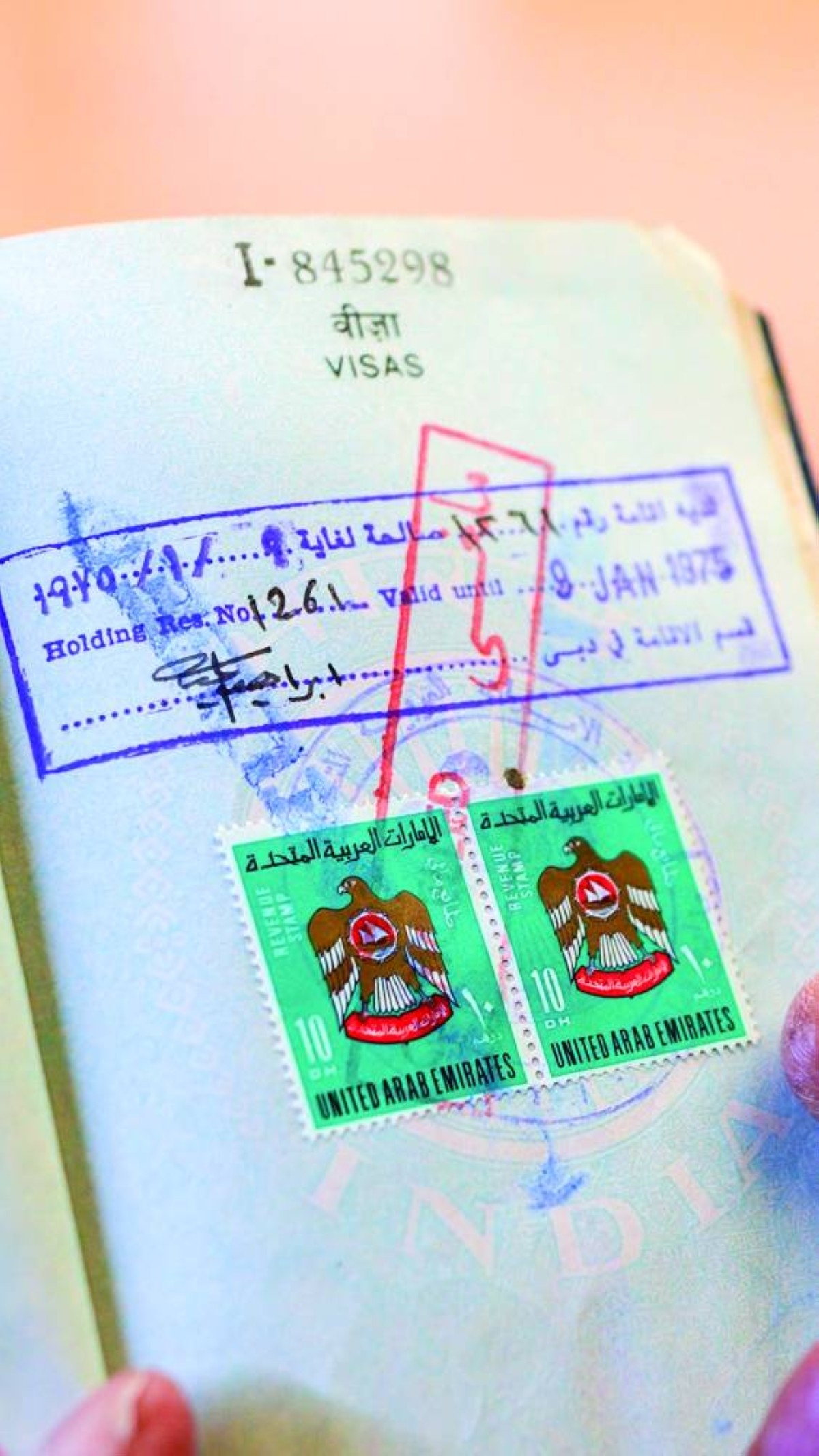 تكريم أحد أوائل القادمين إلى دبي عام 1965