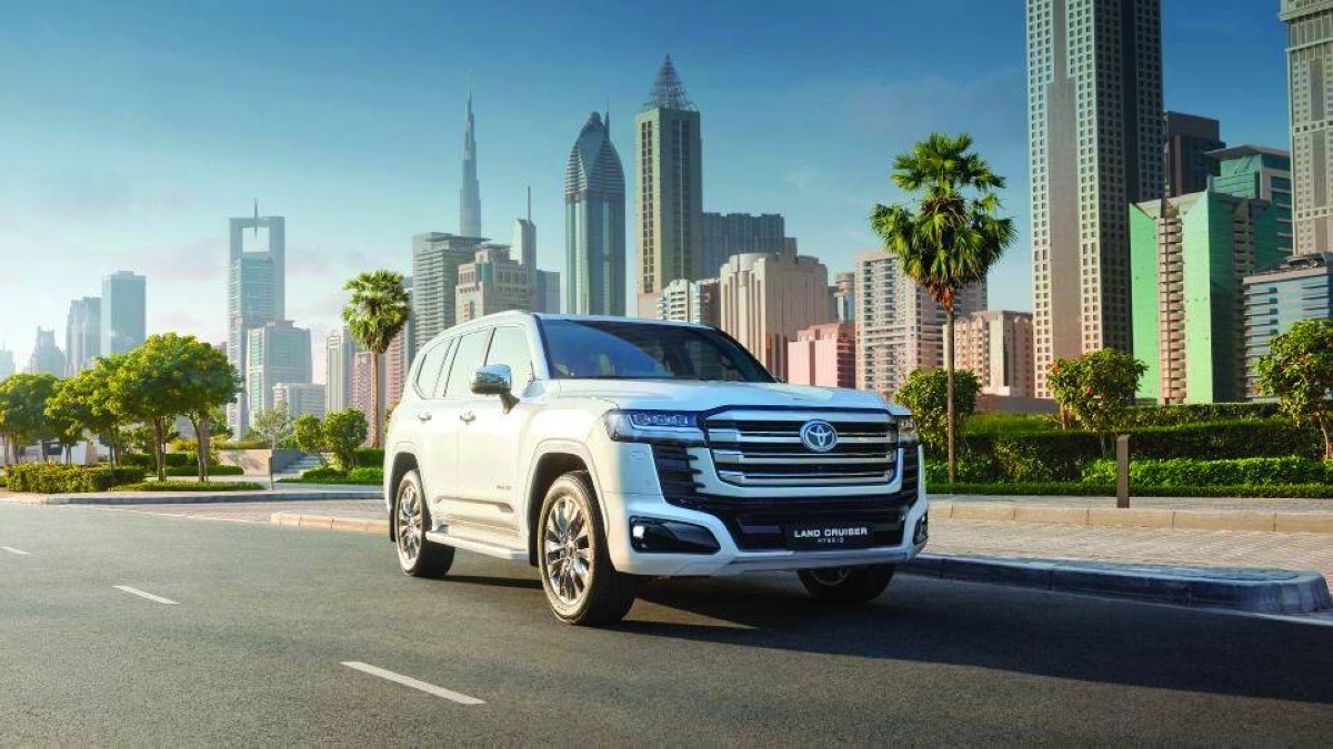 أول ظهور عالمي لـ«لاند كروزر LC300 هايبرد» من قلب دبي