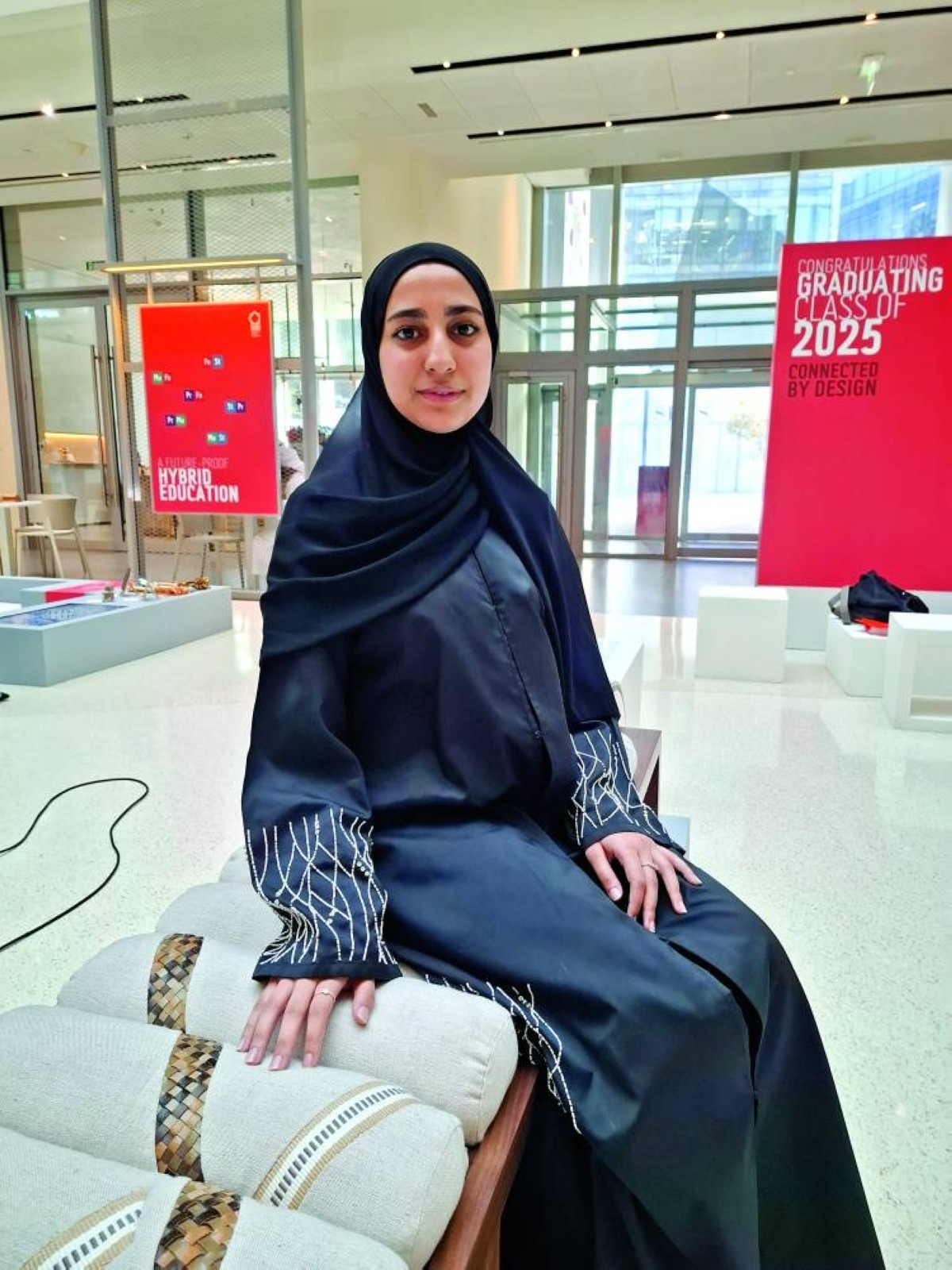 طالبة إماراتية تبتكر قطعة أثاث تحكي قصة الأجداد