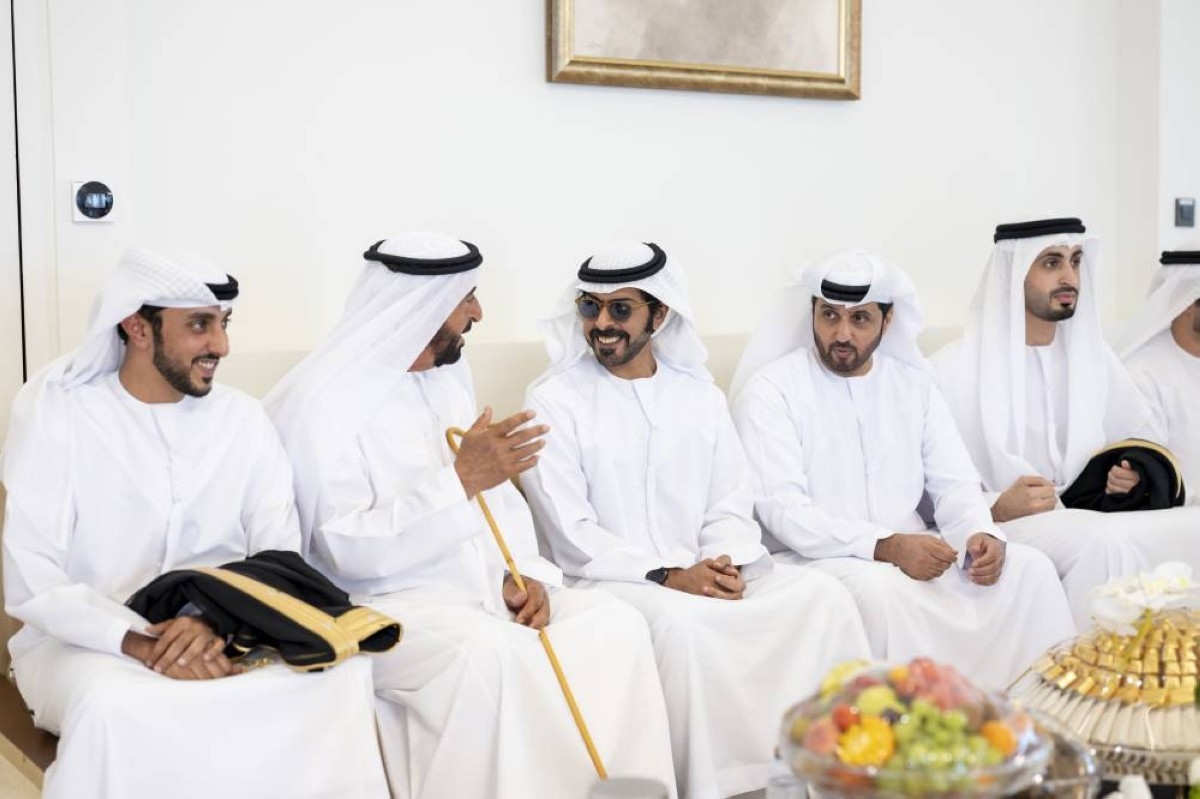 خليفة بن طحنون يحضر حفل زفاف في العين