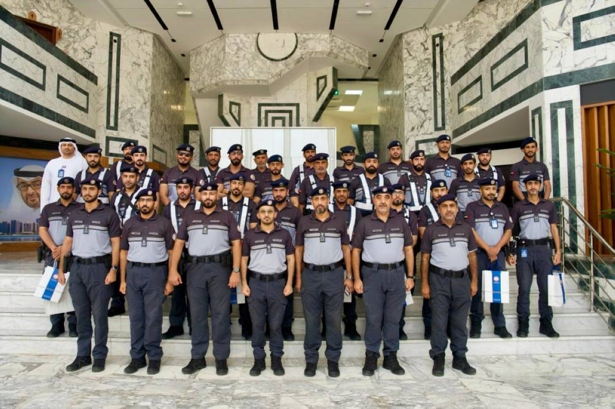 شرطة أبوظبي تكرم 140 منتسباً لتفانيهم في العمل