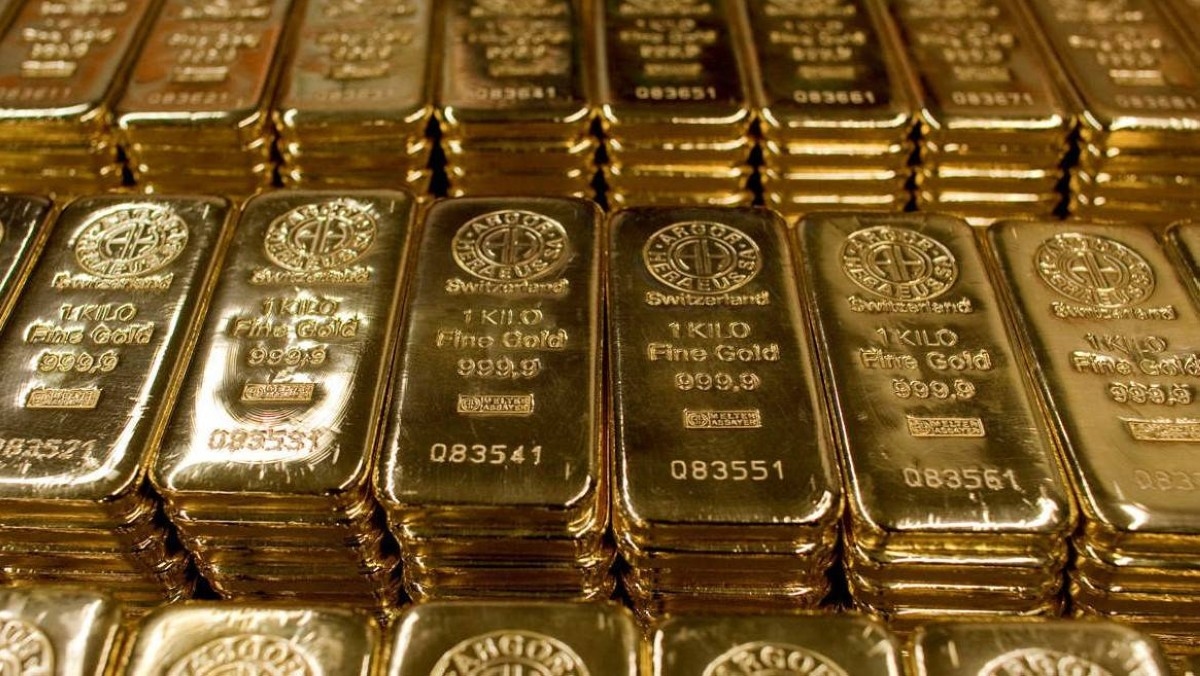 الذهب يهبط 2 % مع تراجع الإقبال على الملاذ الآمن