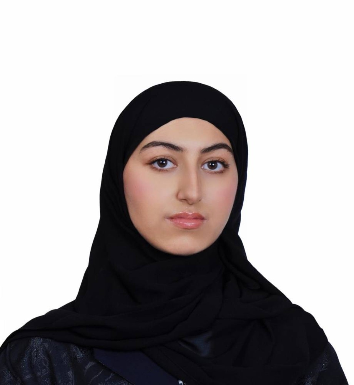 موزة المحرزي الأولى على الدولة: أهدي تفوّقي للقيادة الرشيدة وأعتزم دراسة الذكاء الاصطناعي