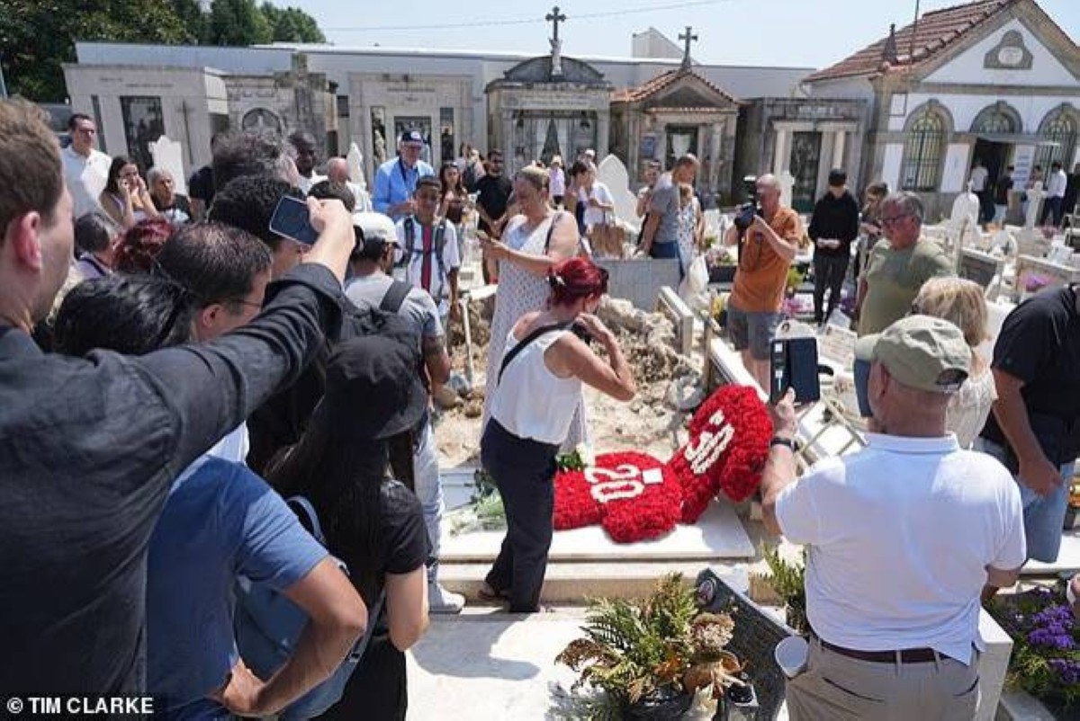 حادثة مثيرة للجدل عند قبر جوتا.. والشرطة تتدخل